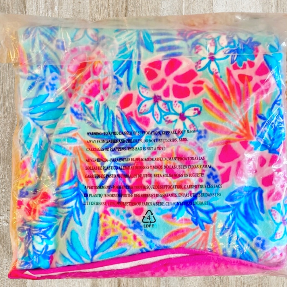 Lilly Pulitzer Seashell Towel - Picture 4 of 4
